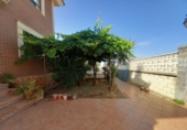 Отдельно стоящий дом с участком на продажу в городе Линарес. Фото