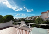 Отдельно стоящий дом с участком на продажу в городе Cunit. Фото
