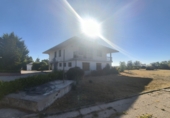 Отдельно стоящий дом с участком на продажу в городе Cabrerizos. Фото