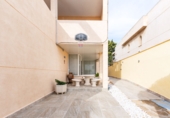 Отдельно стоящий дом с участком на продажу в городе Гарруча Фото