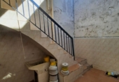 Отдельно стоящий дом с участком на продажу в городе Bailén. Фото