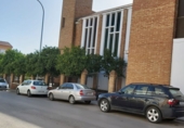 Отдельно стоящий дом с участком на продажу в городе Bailén. Фото