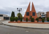 Отдельно стоящий дом с участком на продажу в городе Bailén Фото