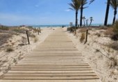 Отдельно стоящий дом с участком на продажу в городе Canet d'en Berenguer. Фото