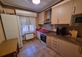 Отдельно стоящий дом с участком на продажу в городе Añe. Фото
