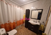 Отдельно стоящий дом с участком на продажу в городе Añe. Фото
