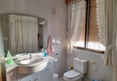 Отдельно стоящий дом с участком на продажу в городе Huéscar. Фото