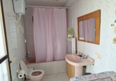 Дом с участком на продажу в городе Huéscar. Фото