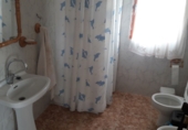 Отдельно стоящий дом с участком на продажу в городе Huéscar. Фото