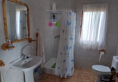 Отдельно стоящий дом с участком на продажу в городе Huéscar. Фото