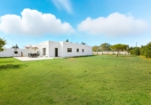 Chalet independiente con terreno en venta en Chiclana de la Frontera ref: TR383578 foto