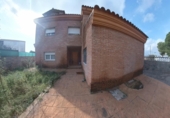 Дом с участком на продажу в городе el Vendrell. Фото