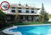 Вилла с участком на продажу в городе Альбасете. Фото