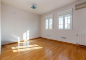 Отдельно стоящий дом с участком на продажу в городе Santa Fe Фото