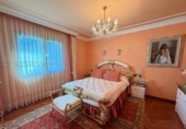 Отдельно стоящий дом с участком на продажу в городе Cacabelos Фото
