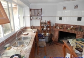 Дом с участком на продажу в городе Каудете. Фото