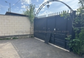 Отдельно стоящий дом с участком на продажу в городе Nalda. Фото