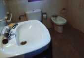 Отдельно стоящий дом с участком на продажу в городе Uruñuela. Фото