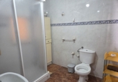 Дом с участком на продажу в городе Гранха-де-Торреермоса. Фото
