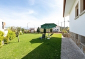 Chalet independiente con terreno en alquiler en la España, Sangenjo, ref: TR176263 foto
