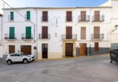 Дом с участком на продажу в городе Alhama de Granada Фото