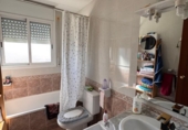 Отдельно стоящий дом с участком на продажу в городе el Vendrell Фото