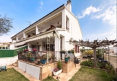 Отдельно стоящий дом с участком на продажу в городе Calafell Фото