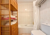 Отдельно стоящий дом с участком на продажу в городе els Poblets. Фото