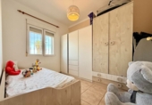 Отдельно стоящий дом с участком на продажу в городе els Poblets. Фото