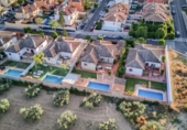 Отдельно стоящий дом с участком на продажу в городе Espartinas Фото