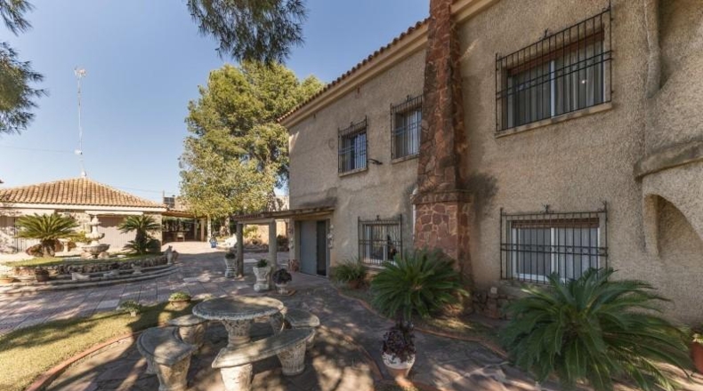 Валенсия - Puebla de Vallbona - 1713m2