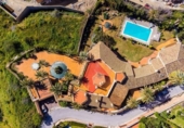 Отдельно стоящий дом с участком на продажу в городе Benalmádena Фото