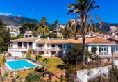 Отдельно стоящий дом с участком на продажу в городе Benalmádena Фото