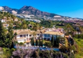 Отдельно стоящий дом с участком на продажу в городе Benalmádena Фото