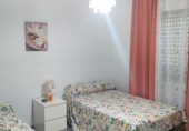 Отдельно стоящий дом с участком на продажу в городе Mengíbar. Фото