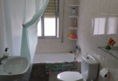 Отдельно стоящий дом с участком на продажу в городе Mengíbar. Фото