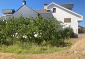 Chalet independiente con terreno en venta en la España, Cacabelos, ref: TR406465 foto
