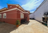Отдельно стоящий дом с участком на продажу в городе Castellet Фото