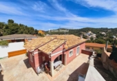 Отдельно стоящий дом с участком на продажу в городе Castellet Фото