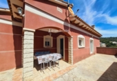 Отдельно стоящий дом с участком на продажу в городе Castellet Фото