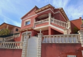 Отдельно стоящий дом с участком на продажу в городе Castellet Фото