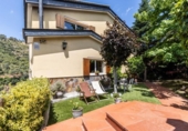 Отдельно стоящий дом с участком на продажу в городе Castellar del Vallès Фото