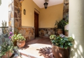 Отдельно стоящий дом с участком на продажу в городе Castellar del Vallès Фото