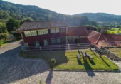 Отдельно стоящий дом с участком на продажу в городе Gondomar. Фото