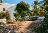 Отдельно стоящий дом с участком на продажу в городе Santa Eulària des Riu. Фото
