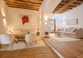 Отдельно стоящий дом с участком на продажу в городе Santa Eulària des Riu. Фото