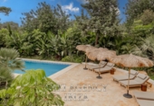 Отдельно стоящий дом с участком на продажу в городе Santa Eulària des Riu. Фото