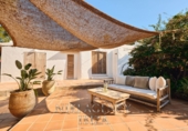 Отдельно стоящий дом с участком на продажу в городе Santa Eulària des Riu. Фото