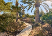 Отдельно стоящий дом с участком на продажу в городе Santa Eulària des Riu. Фото