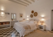 Отдельно стоящий дом с участком на продажу в городе Santa Eulària des Riu. Фото